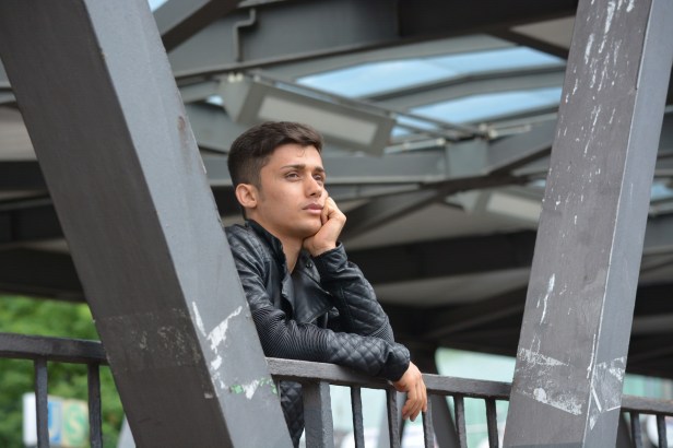 refugee-1197027_1920